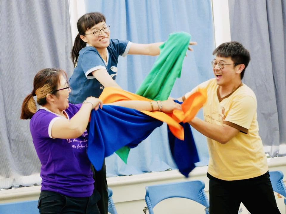 演出照片中有三個人